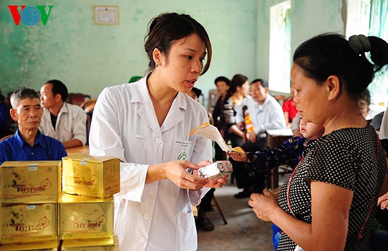 Đoàn viên thanh niên khối cơ quan báo chí thăm, tặng quà người dân vùng cao Vị Xuyên  - ảnh 2